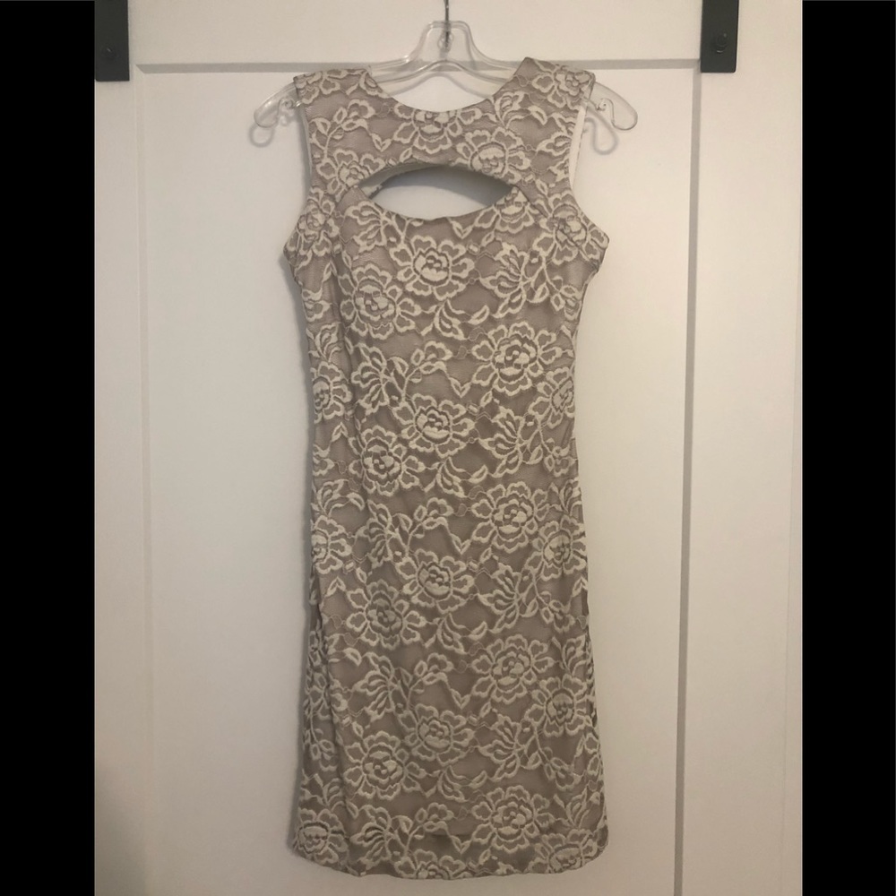 Fitted lace dress with built-in cups. Taupe/white.